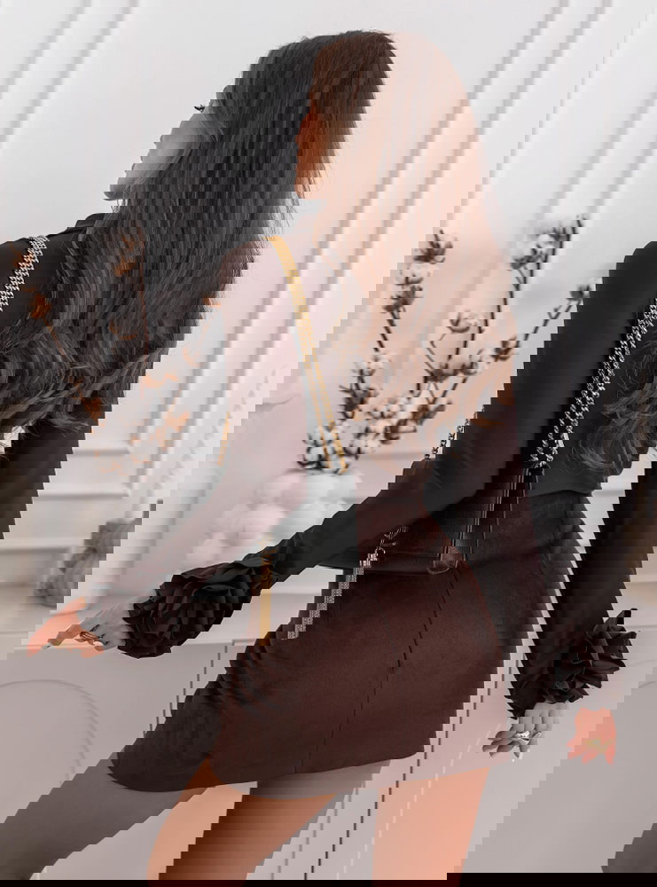 Czekoladowa bluzka z ozdobnymi różami...