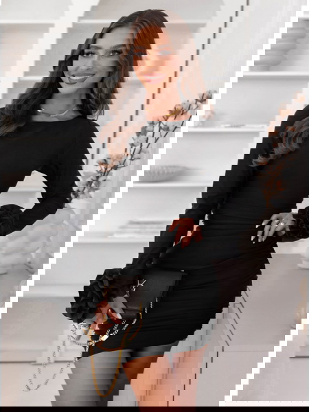 Czarna dopasowana sukienka...