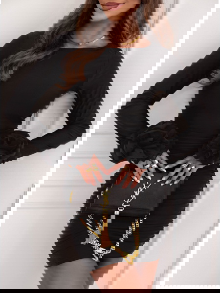 Czarna dopasowana sukienka... 2