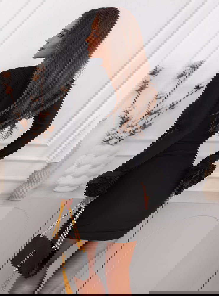 Czarna dopasowana sukienka z...