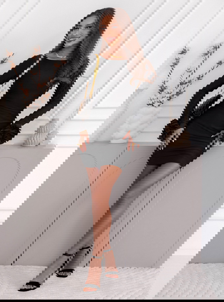 Czarna dopasowana sukienka z...