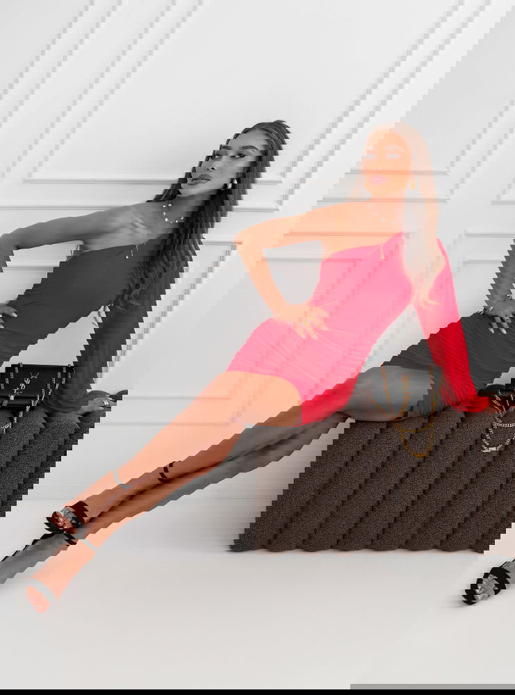 Malinowa sukienka na jedno ramie Idryssa