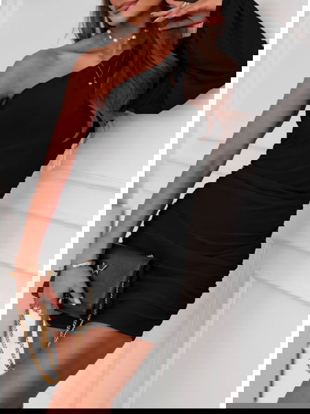 Czarna sukienka na jedno...