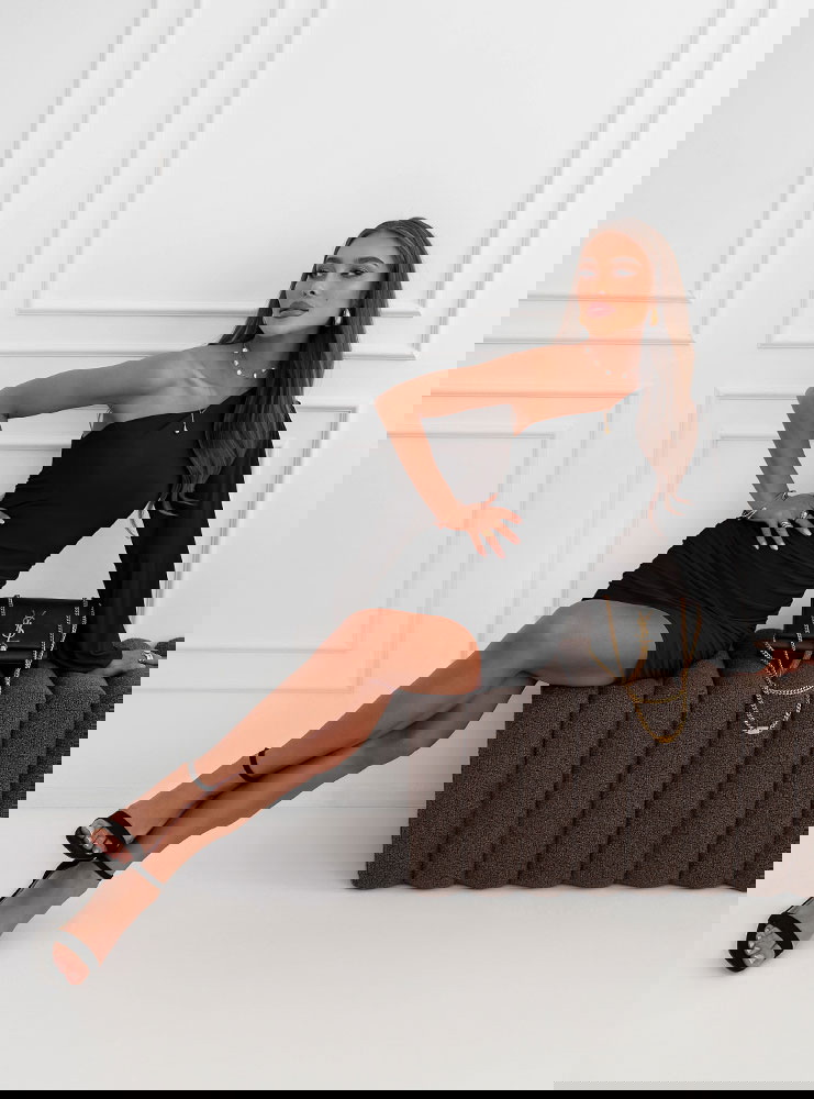 Czarna sukienka na jedno ramie Idryssa