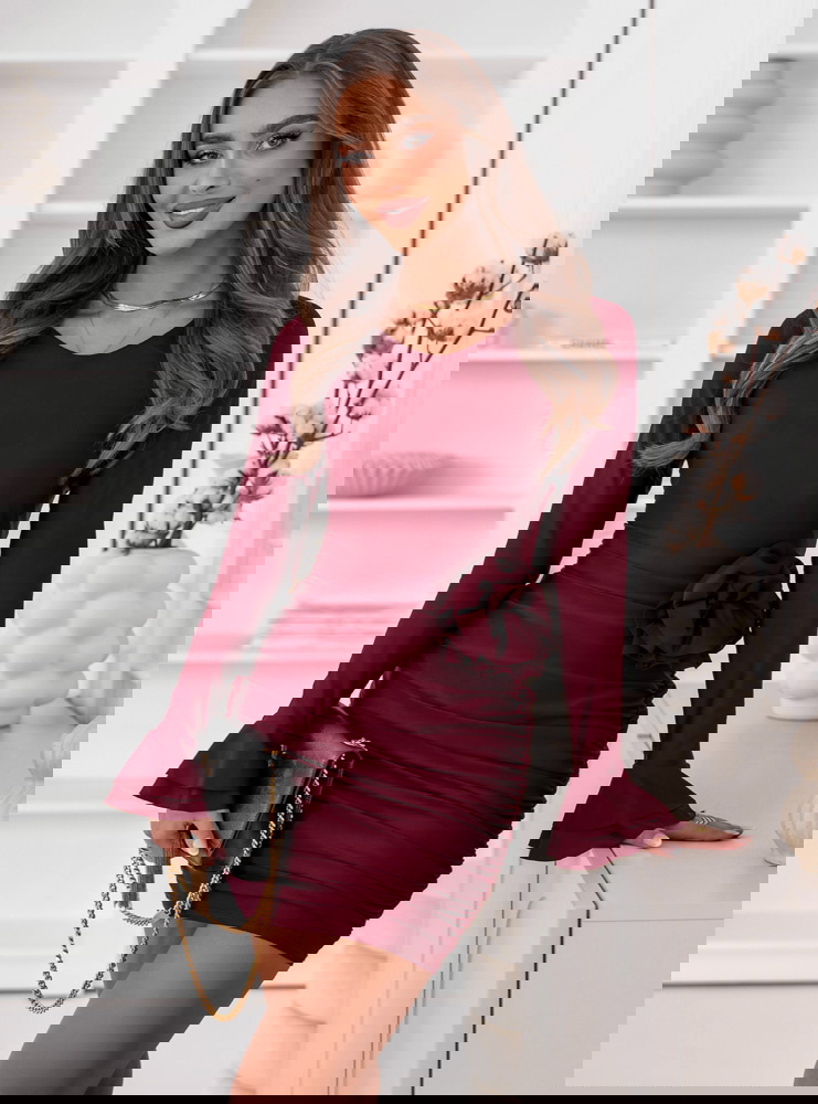 Bordowa dopasowana sukienka z ozdobną...