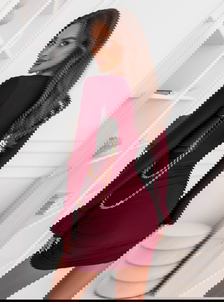 Bordowa dopasowana sukienka z ozdobną...