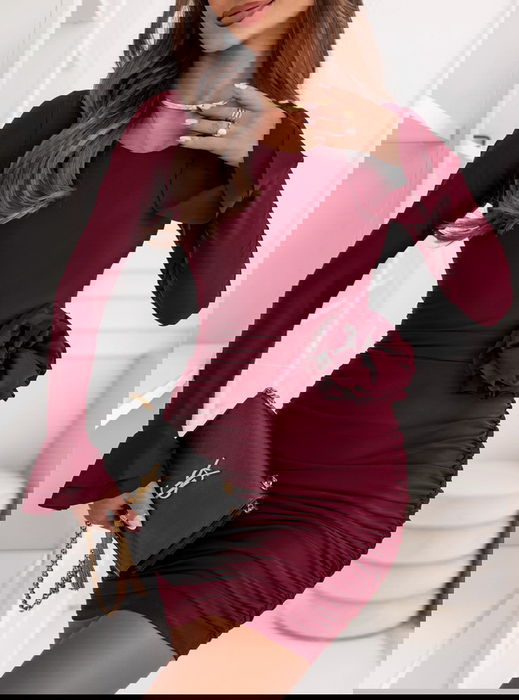 Bordowa dopasowana sukienka z ozdobną...