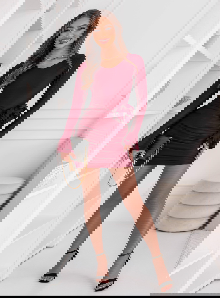 Bordowa dopasowana sukienka z ozdobną...