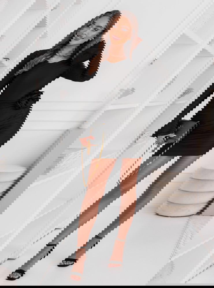 Czarna dopasowana sukienka z ozdobną...