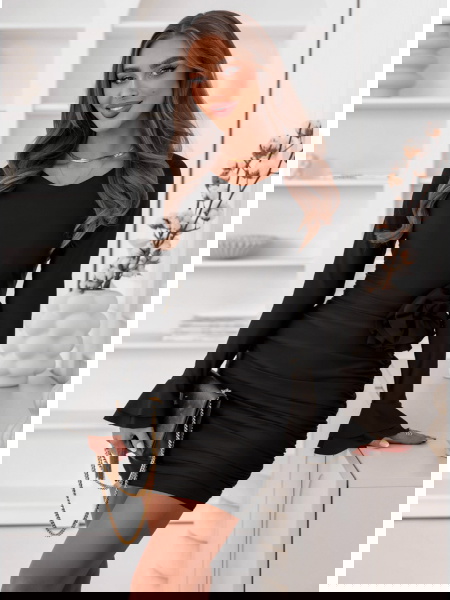 Czarna dopasowana sukienka... 2