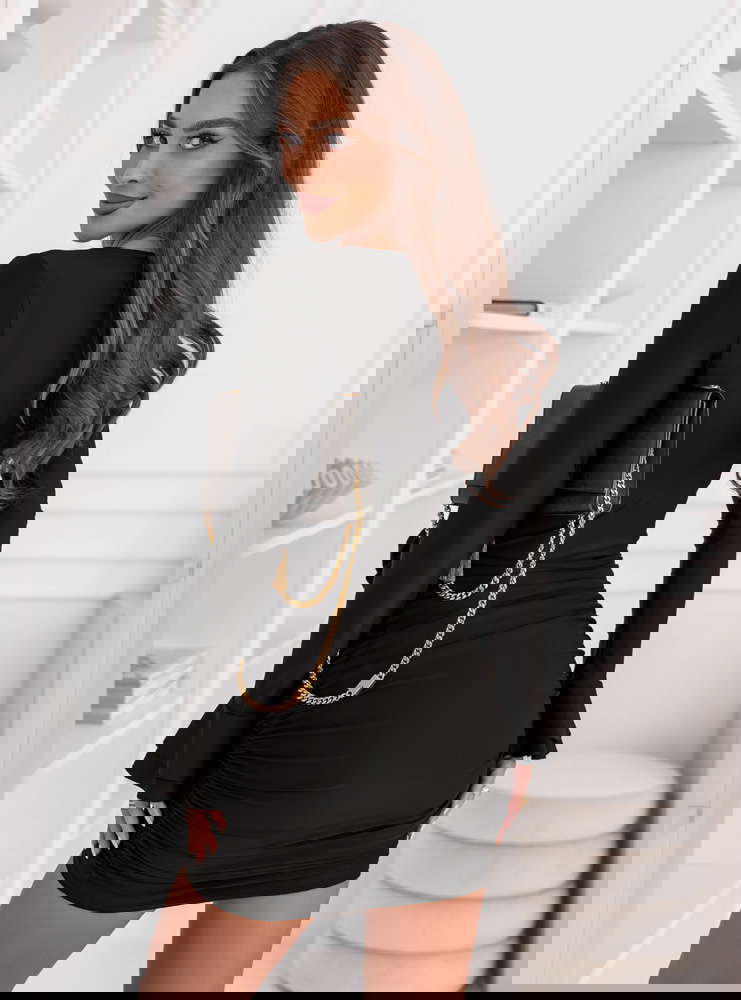 Czarna dopasowana sukienka z ozdobną...