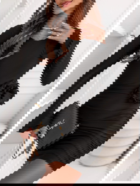 Czarna dopasowana sukienka...