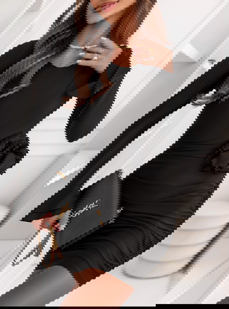 Czarna dopasowana sukienka z ozdobną...