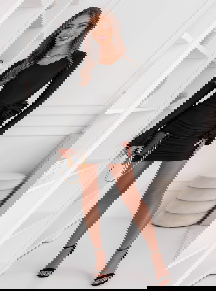 Czarna dopasowana sukienka z ozdobną...