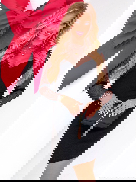 Czarna prążkowana sukienka...