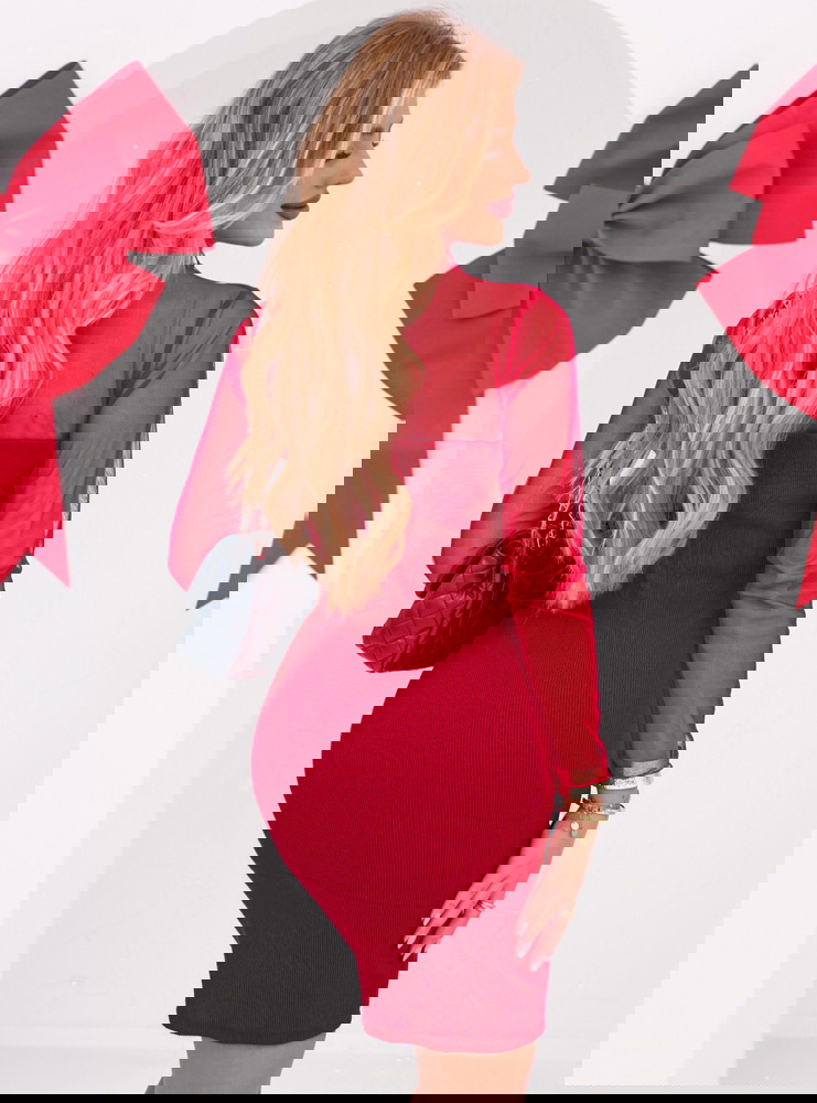 Malinowa prążkowana sukienka z...