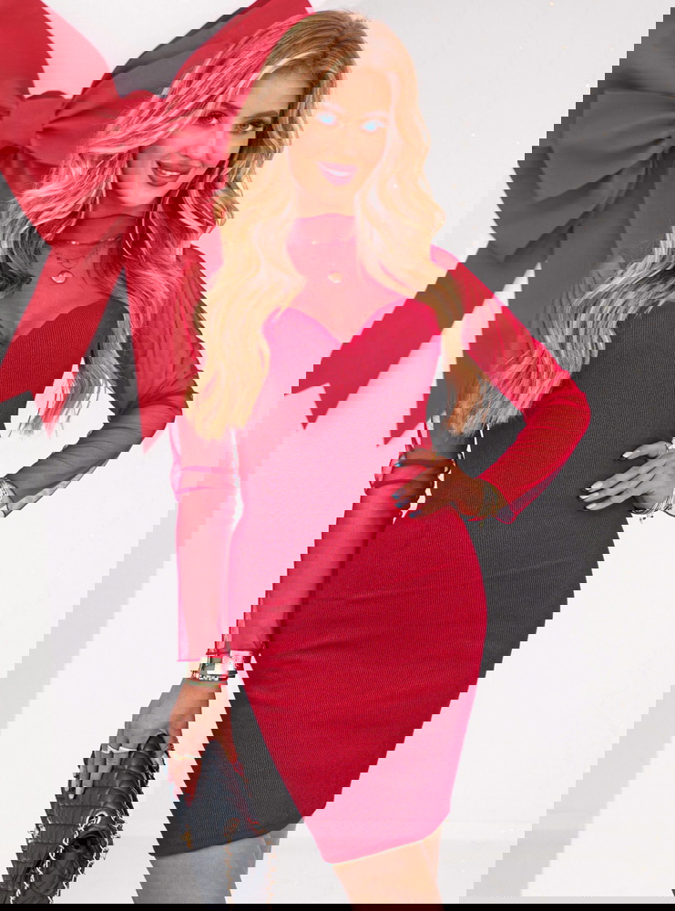 Malinowa prążkowana sukienka z...