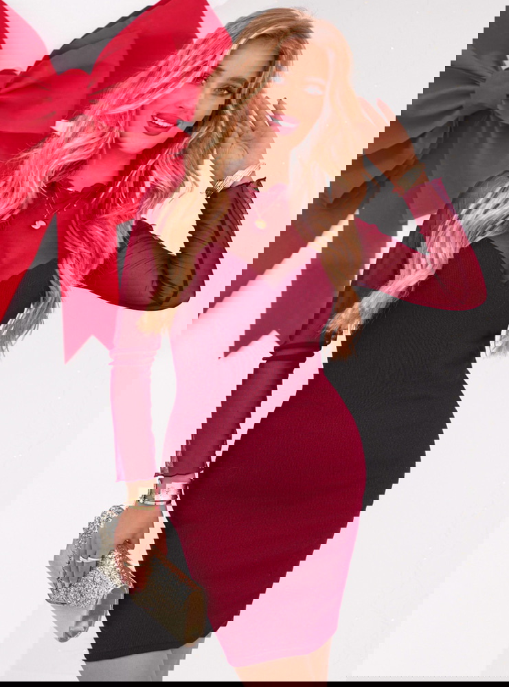 Bordowa prążkowana sukienka z...