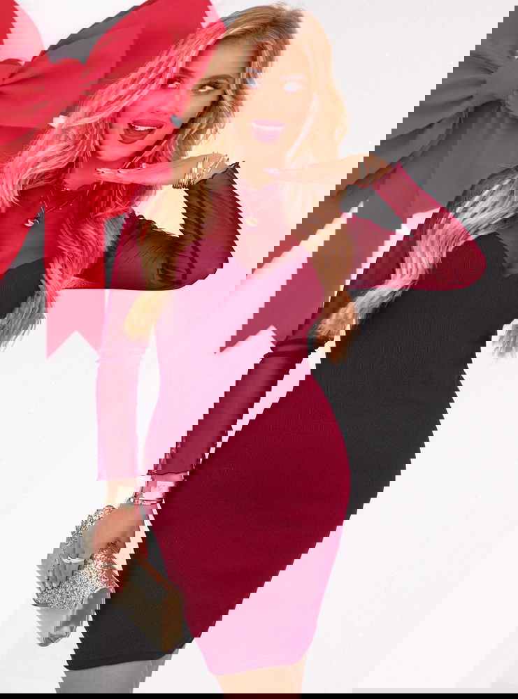 Bordowa prążkowana sukienka z...