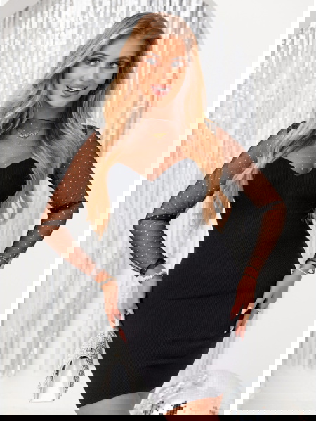 Czarna prążkowana sukienka...