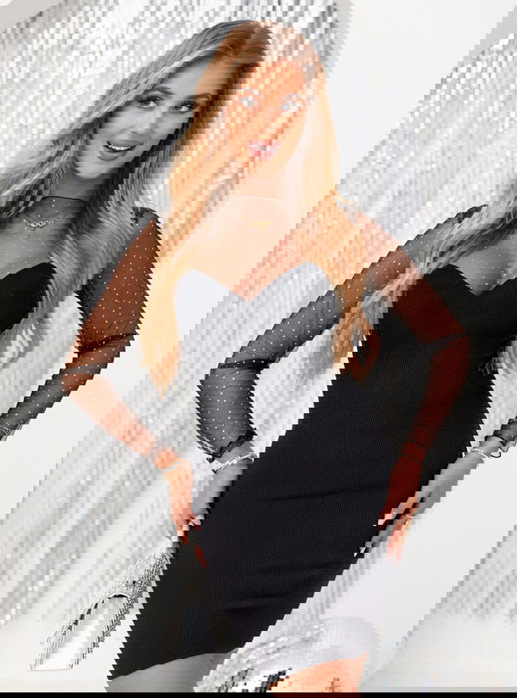 Czarna prążkowana sukienka z...