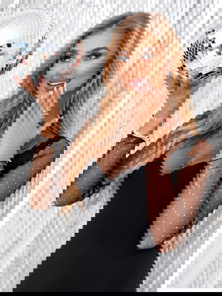 Czarna prążkowana sukienka... 2