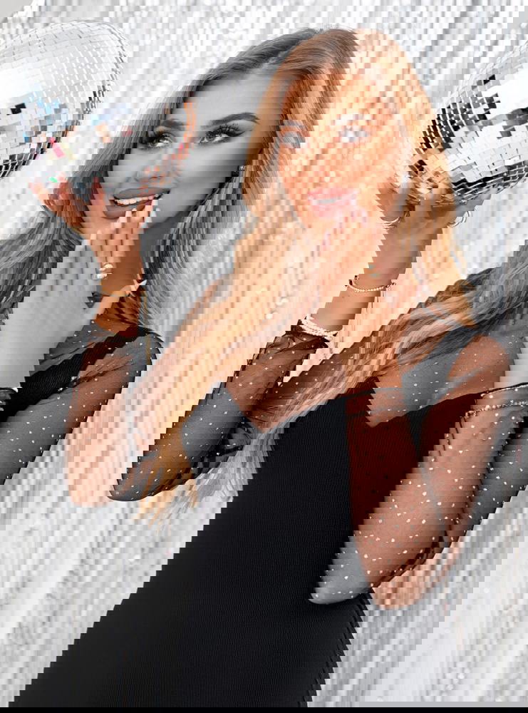 Czarna prążkowana sukienka z...