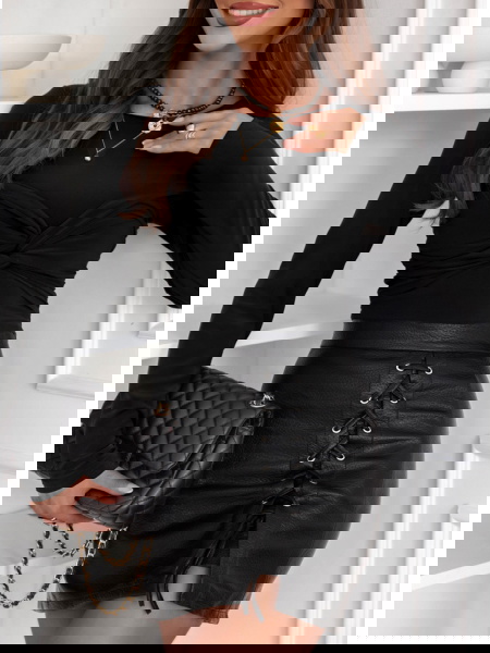 Czarna dopasowana bluzka...