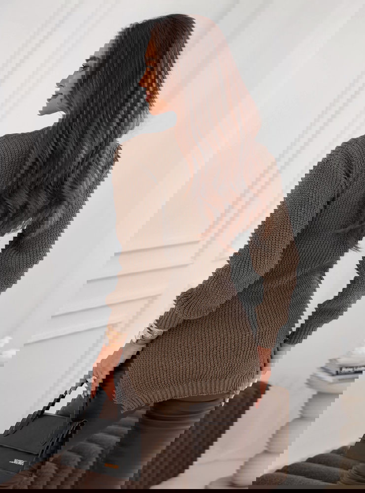 Czekoladowy sweter z ozdobnym splotem...