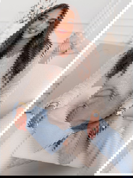 Beżowy sweter z ozdobnym...