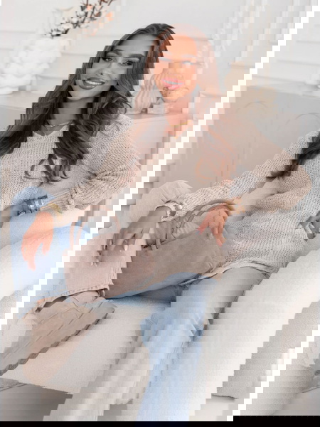 Beżowy sweter z ozdobnym... 2