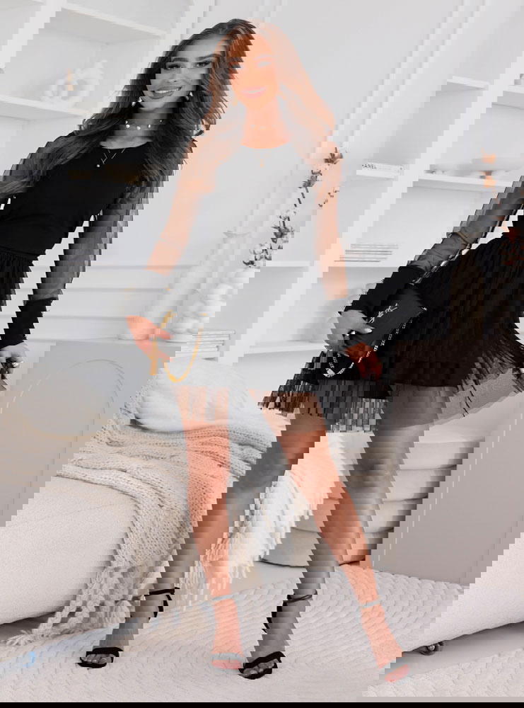 Czarna rozkloszowana sukienka z...