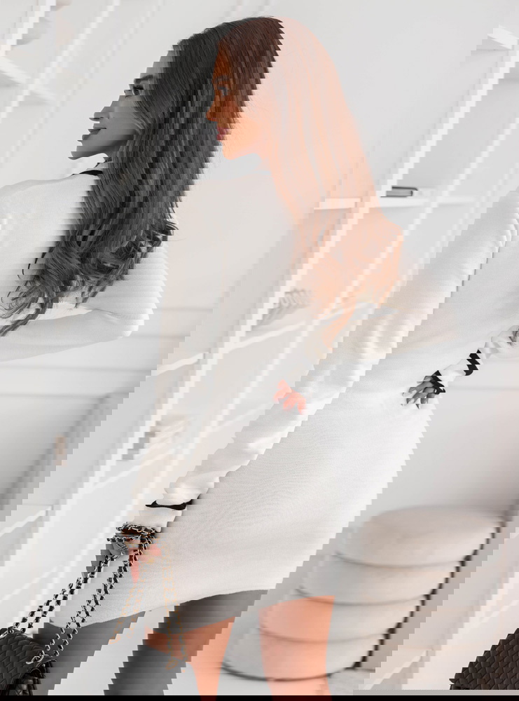 Biała sukienka swetrowa z ozdobnymi...