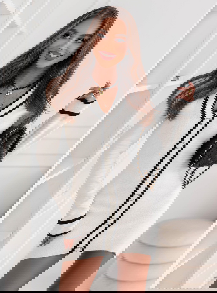 Biała sukienka swetrowa z ozdobnymi...