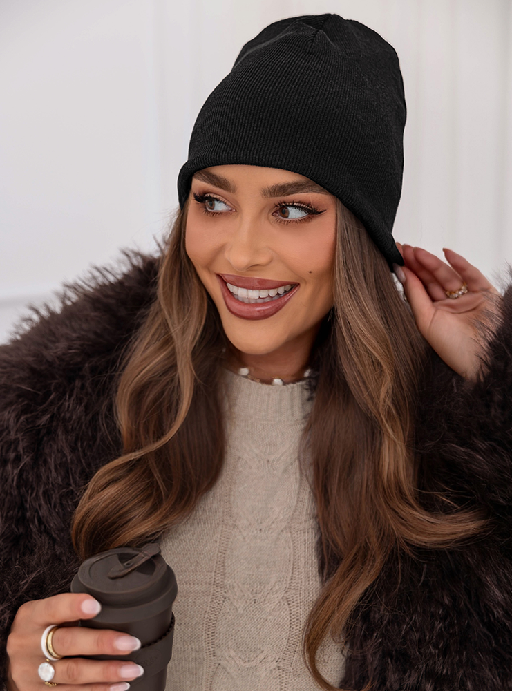 Czarna prążkowana czapka Robiin