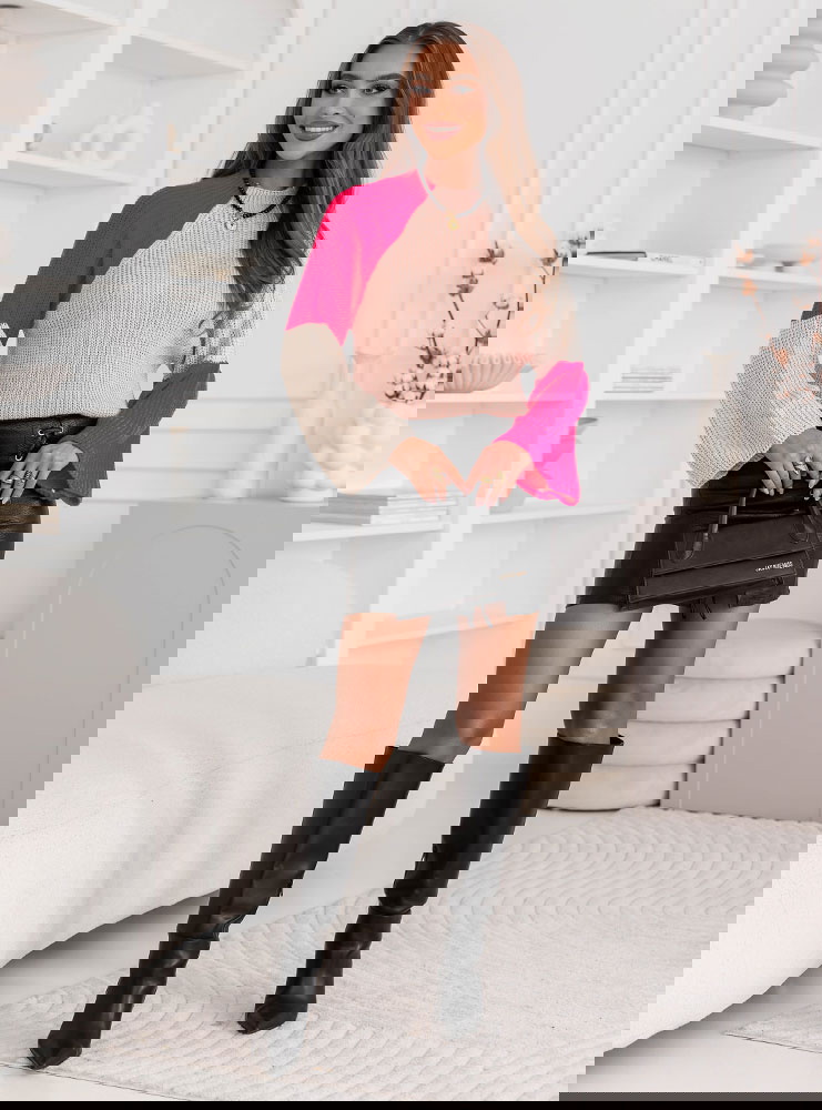 Pudrowy sweter z szerokimi rękawami...