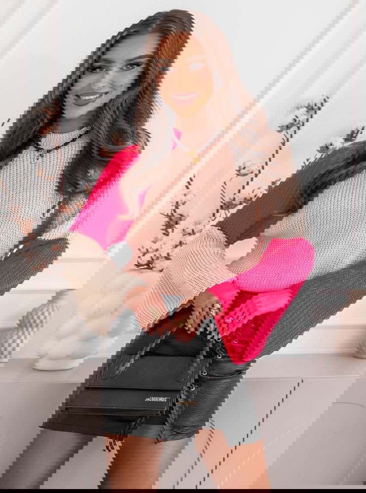 Pudrowy sweter z szerokimi rękawami...