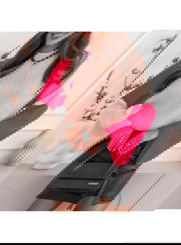 Pudrowy sweter z szerokimi rękawami...