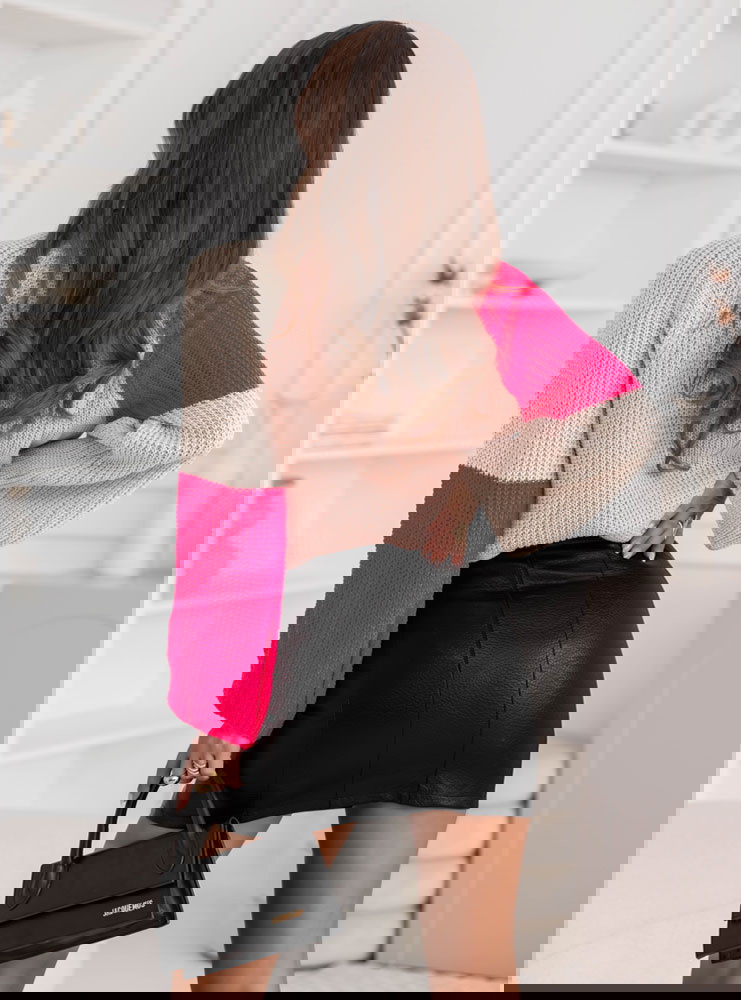 Pudrowy sweter z szerokimi rękawami...