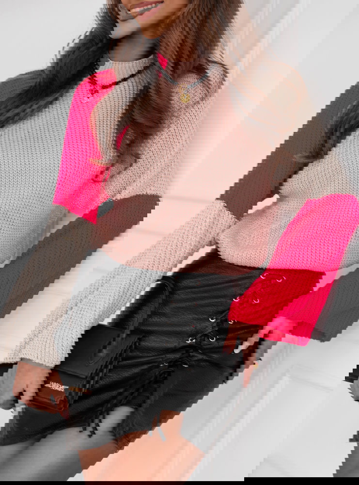 Pudrowy sweter z szerokimi rękawami...