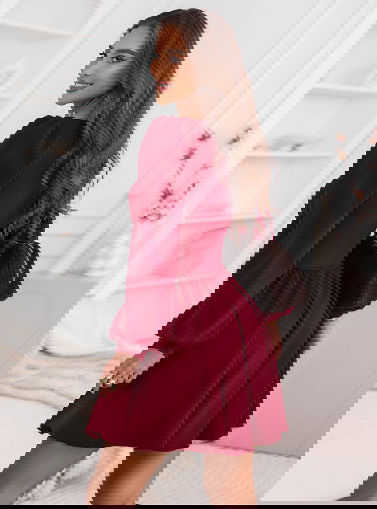 Bordowa sukienka z marszczeniem na...