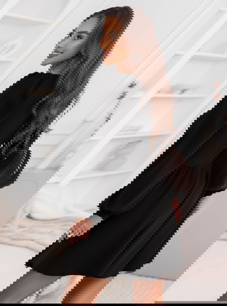 Czarna sukienka z marszczeniem na...