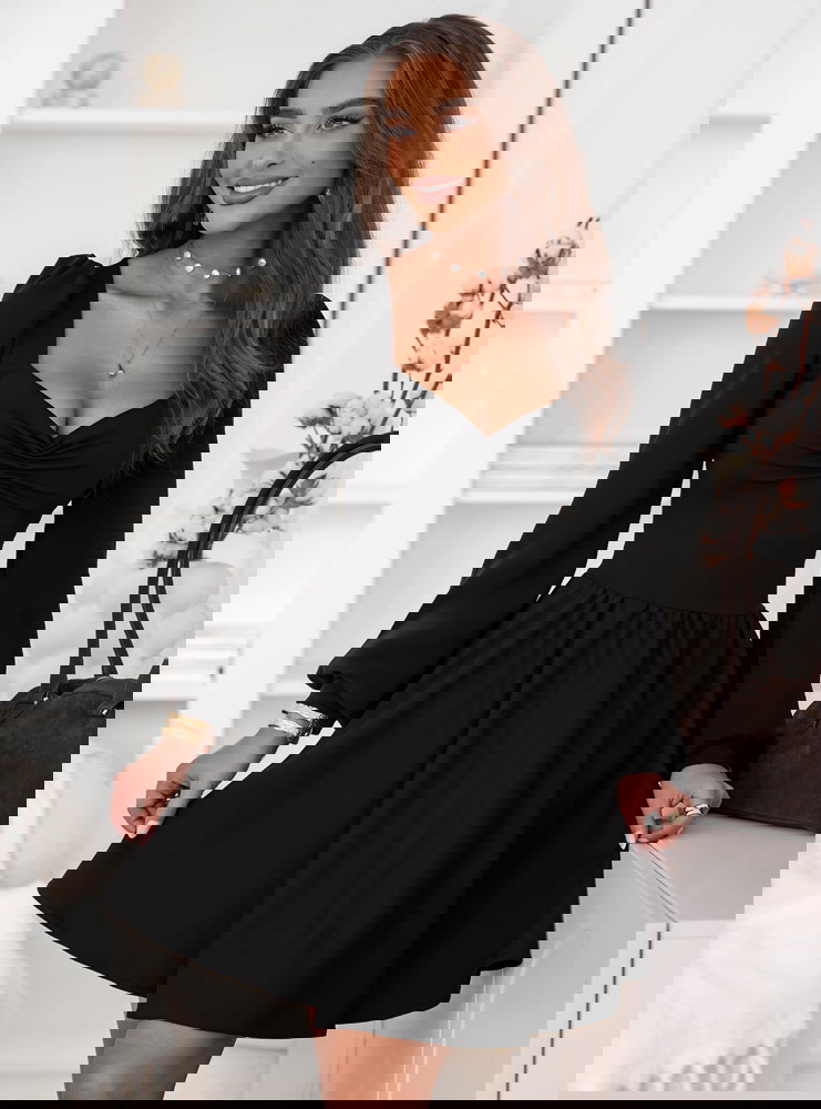 Czarna sukienka z marszczeniem na...