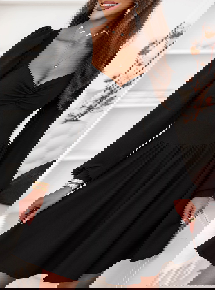 Czarna sukienka z marszczeniem na...