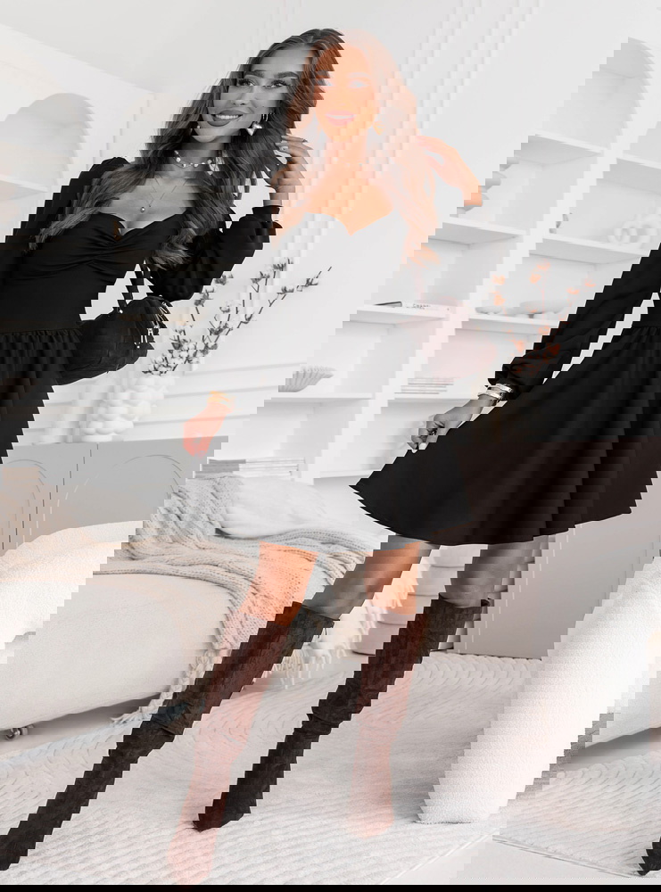 Czarna sukienka z marszczeniem na...