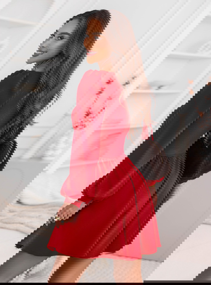 Malinowa sukienka z marszczeniem na...