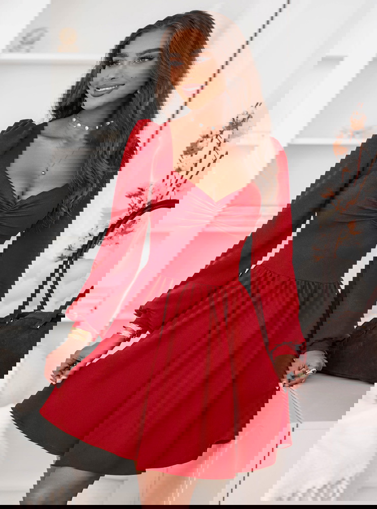 Malinowa sukienka z marszczeniem na...