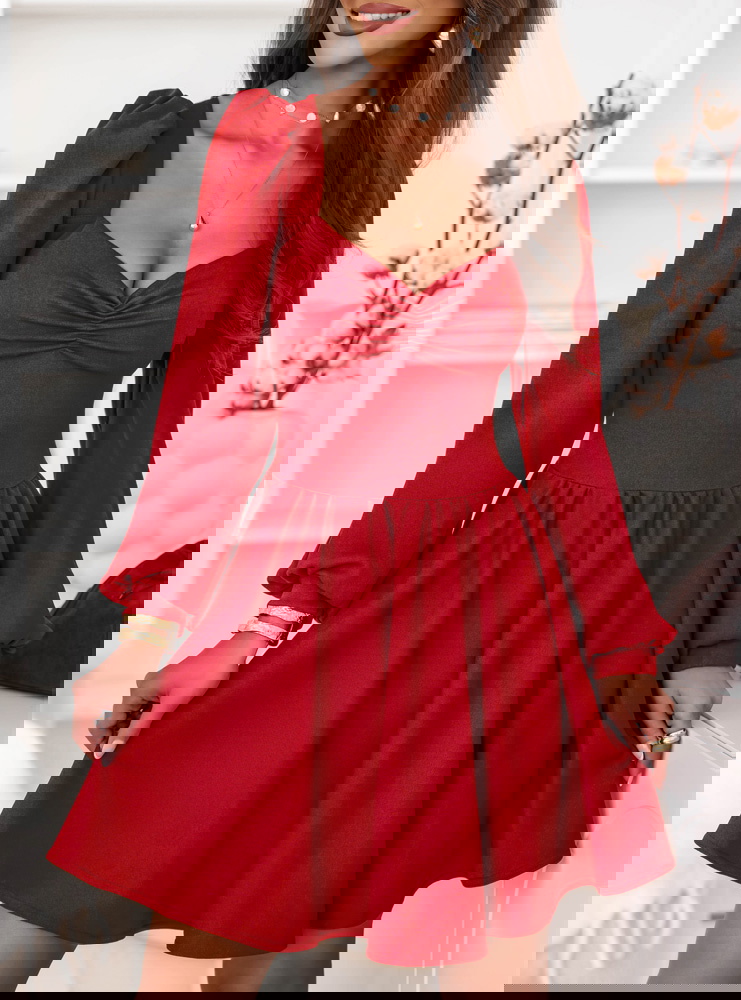 Malinowa sukienka z marszczeniem na...