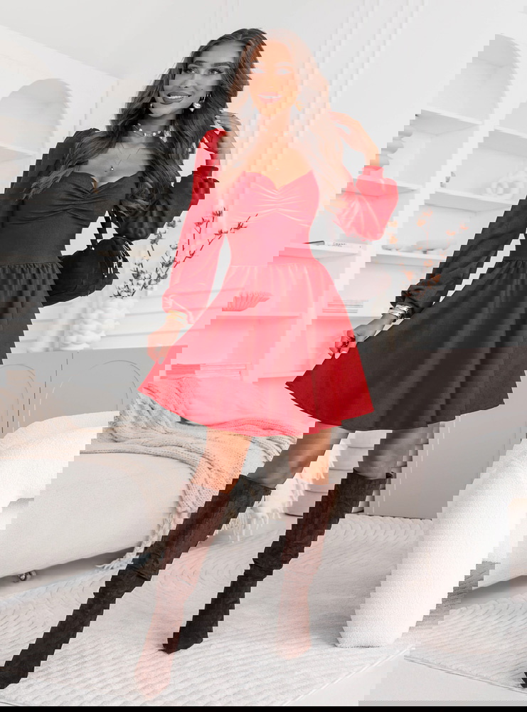 Malinowa sukienka z marszczeniem na...