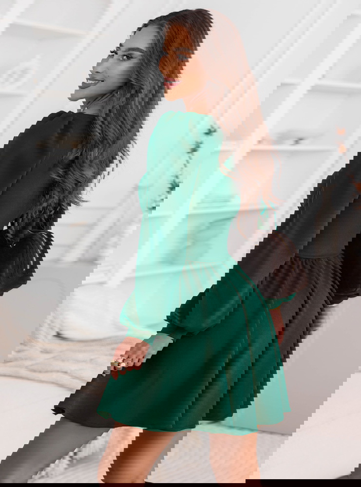 Sukienka z marszczeniem na dekolcie...